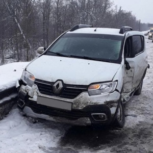Во Владимирской области водитель иномарки снес отбойник и врезался в грузовик