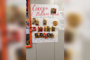 В лифте одного из домов во Владимире жильцы оставили сладкие подарки для соседей