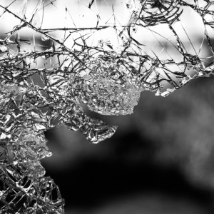 Во Владимире парень разгромил семь машин