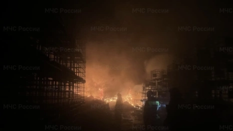 В Петушках мощный пожар охватил склад