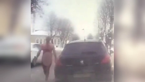 Во Владимирской области голый мужчина через витрину влетел в магазин