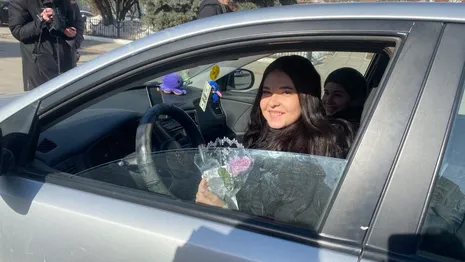 Во Владимире сотрудники ДПС останавливали машины и дарили женщинам цветы