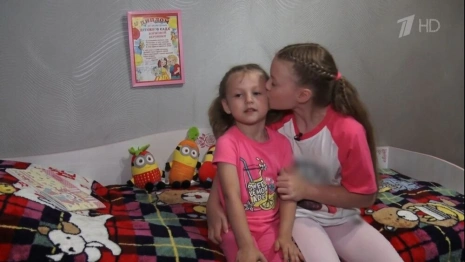 Омбудсмен: с показавшей жест о помощи в телеэфире девочкой из Мурома все хорошо
