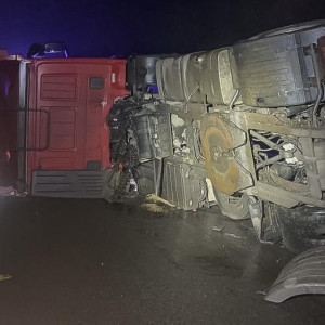 На мосту во Владимирской области опрокинулся большегруз