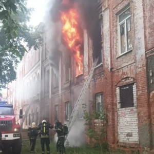 В Собинке мощный пожар охватил заброшенные казармы