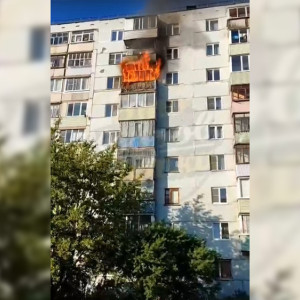Мощный пожар вспыхнул на балконе 7 этажа в Коврове