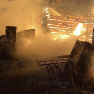 Под Петушками мощный пожар охватил частный дом