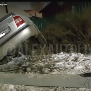 В Александрове Skoda снесла столб и протаранила забор