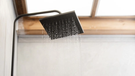 Житель Владимира отсудил 620 тыс. рублей за просроченную доставку душевой перегородки