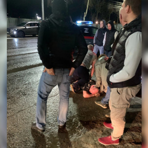 В Муроме неадекватный мужчина пытался задушить таксиста