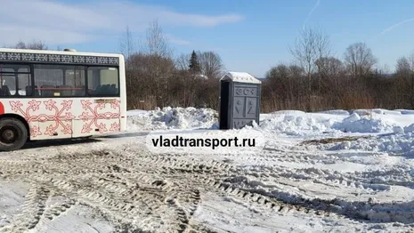 Во Владимире автобусный перевозчик за свой счет почистил остановку