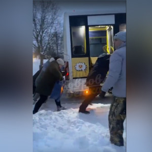 В Коврове пассажиры вытолкали забуксовавшую маршрутку