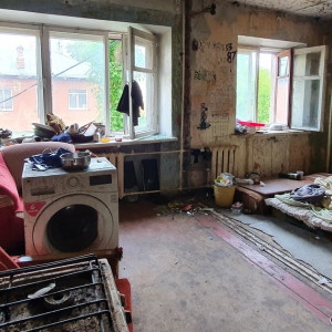 Стихи и психодел. Как квартира выселенного должника из Владимира превратилась в арт-объект