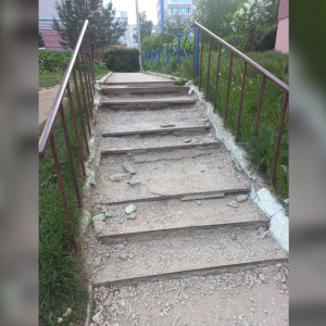 Жители Владимира пожаловались на разрушенную лестницу