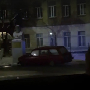 Во Владимире водитель врезался в памятник у Золотых ворот