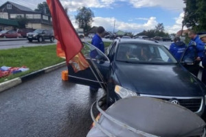 В Александрове легковушка влетела в стойку с флагом: водитель попал в больницу