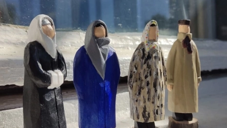 Мастер из Кольчугино вырезал из дерева кукол для Ксении Собчак и Виктора Бычкова