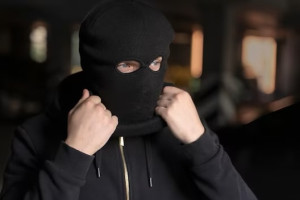 Двое вооруженных ворвались в ВТБ во Владимире: что известно о ЧП