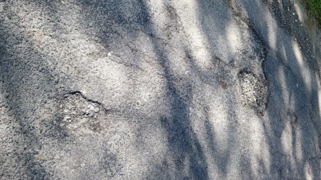 В Кольчугинском районе дорога к деревне Ваулово утонула в ямах