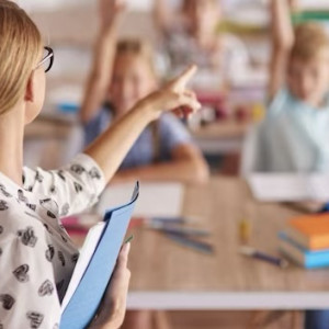 Во Владимирской области предложили поднять зарплату учителям-студентам