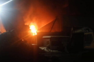 Во Владимире в загоревшемся гаражном боксе стояли кран и грузовики