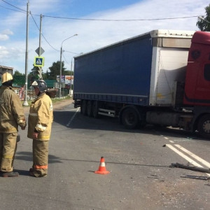 Во Владимирской области фура снесла внедорожник: момент ДТП попал на видео