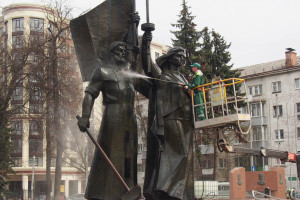 Во Владимире вымыли обелиск на площади Победы