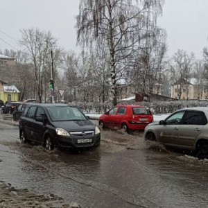 Жители Юрьевца пожаловались на затопленные пешеходный и подземный переходы