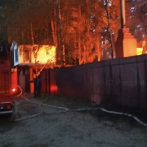 В деревне под Киржачом мощный пожар охватил частный дом