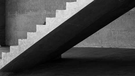 Во владимирской больнице мужчина прыгнул с лестницы и умер