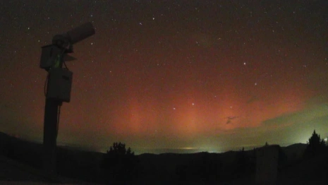 В десятке регионов России небо озарило ярко алое сияние