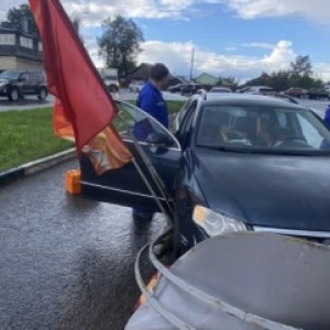 В Александрове легковушка влетела в стойку с флагом: водитель попал в больницу