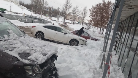 Во Владимире снежная глыба упала на три машины