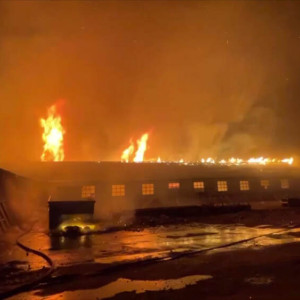 В Коврове мощный пожар охватил рынок со стройматериалами