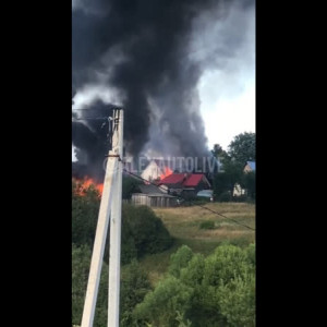 Во Владимирской области крупный пожар уничтожил два дома и сараи 