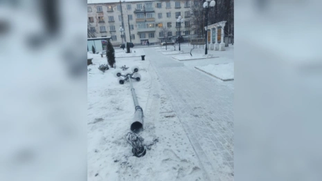 Во Владимире вандалы с корнем вырвали фонарь у ДК Молодежи