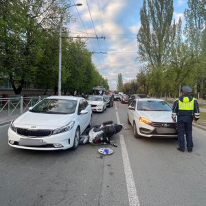 Во Владимире скутер влетел в две остановившиеся на светофоре легковушки