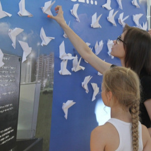 Во Владимире изготовили бумажных журавликов в память о погибших детях Донбасса