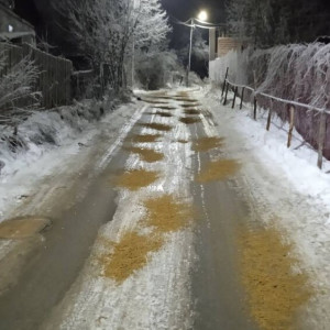 В центре Владимира опасные спуски щедро засыпали песком
