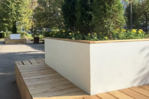 Во Владимире аллею на проспекте Строителей украсили скамейки со встроенными клумбами