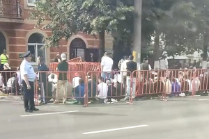 Во Владимире сотни мусульман выстроились у мечети в Добром