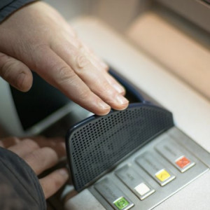 «Аферисты сами вызвали такси до банка». Как бабушку из Владимира развели на 5 млн