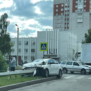 Во Владимире у Дворца культуры легковушка влетела в отбойник