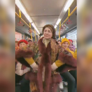 Во Владимире пенсионеры устроили флешмоб в троллейбусе №8