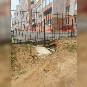 В Александрове у нового дома провалился асфальт 