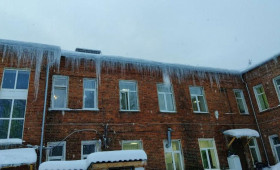 В Киржачском районе на крышах школ и детсадов выросли опасные сосульки