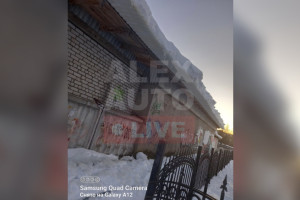 В Александрове около школы повисла снежная глыба