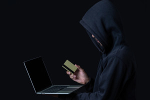 Житель Удмуртии случайно стал участником мошеннической схемы с мужчиной из Коврова