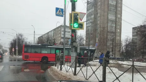 Пассажирский автобус врезался в столб во Владимире 