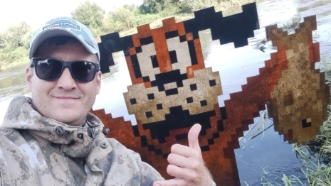 Рыбак нашел затонувший на Нерли арт-объект от Мишкина